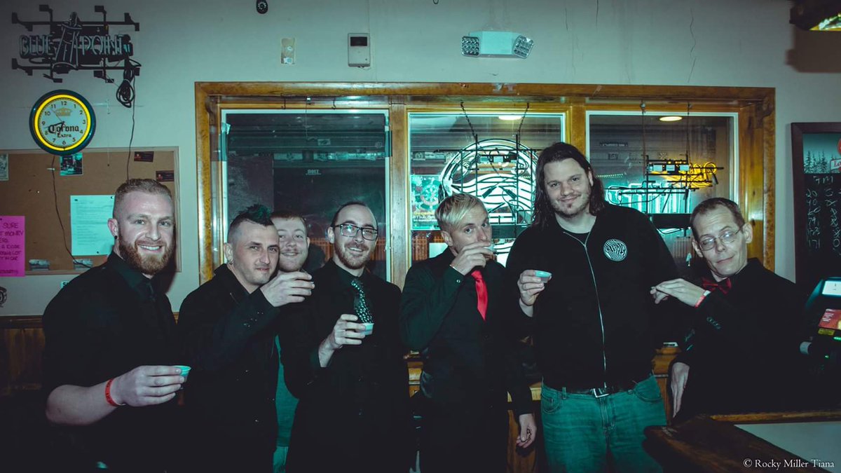 GoodLookSig's tweet photo. We think of reasons that we couldn't be the best band in the world, but it fails to reach us. #NewYear #NewMusic #Thanks2016 https://t.co/VfXNFGlCu4
