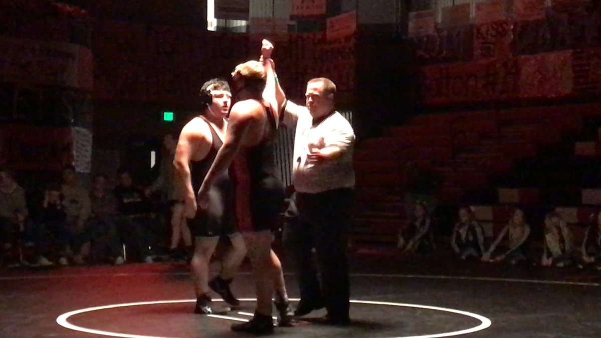 NacAtkinson____'s tweet image. Starting 2017 off right with a chin whip and Saturday night ride😈🤼‍♂️ #senioryear #HW #seniornight