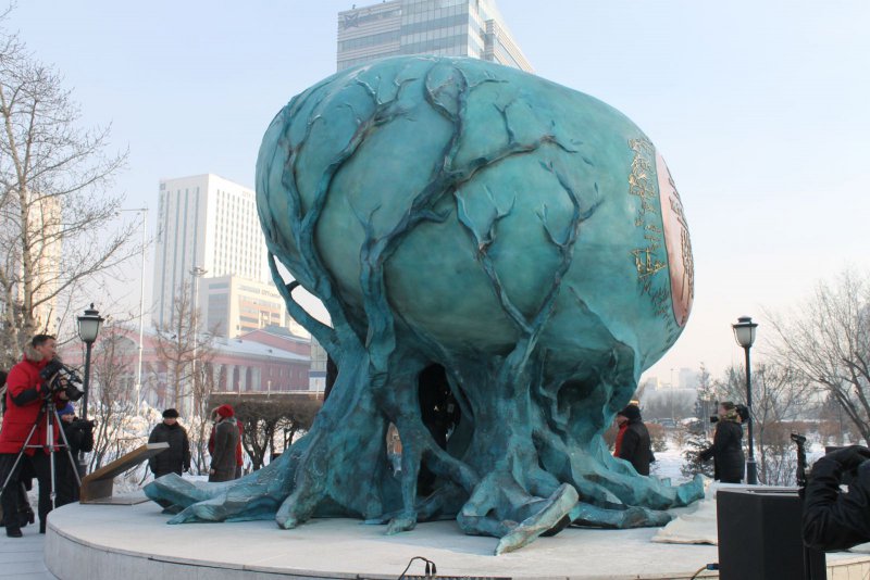 CoverMongolia's tweet photo. #Sukhbaatar Square decorated with “Apex of the Sky” statue commemorating #ASEM11 | @UBPost, January 5 https://t.co/oviWmDUr5M https://t.co/caYGJlLKqM