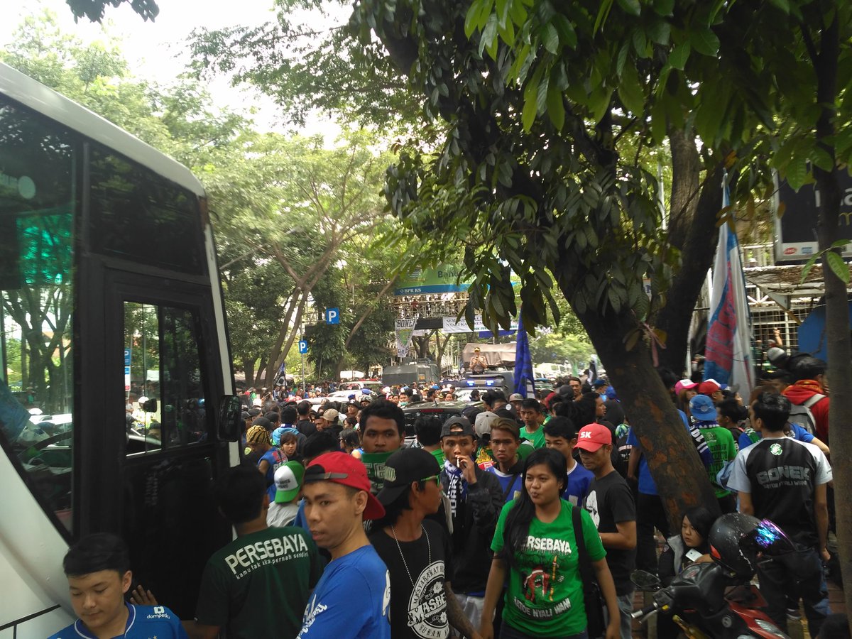 Suasana terkini diluar Gor Padjajaran.