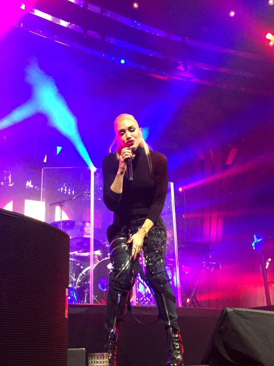 nmcmahon's tweet photo. Gwen Stefani's first performance of 2017! #CES2017 #CESHighlights https://t.co/z1Q5BavcxD