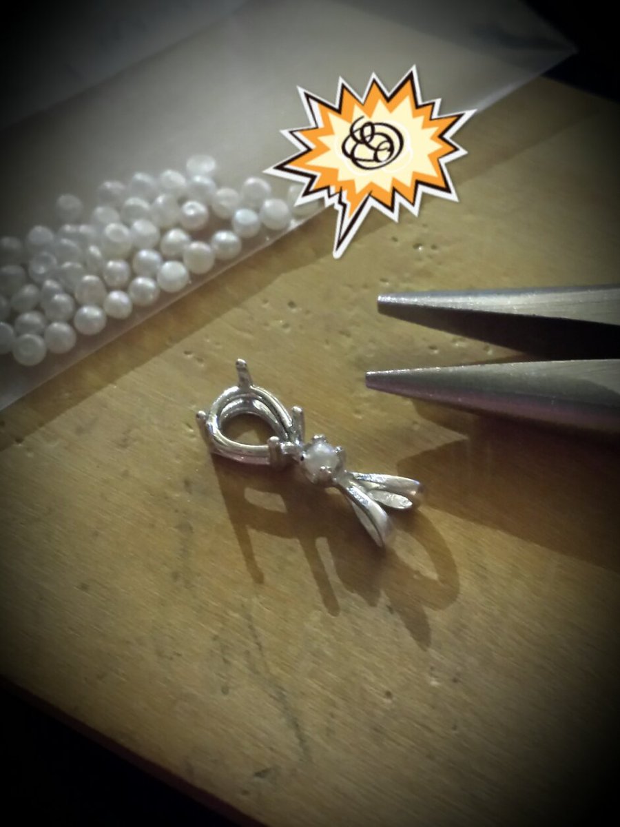 CeeMonkeyDo's tweet photo. Just spent almost 2 hours trying to set this tiny Pearl omg #EyeTwitch #CeeMonkeyDo #GenuinePearls #HandCraftedJewelry #etsy https://t.co/xhBHNsFT4T