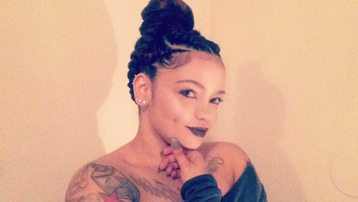 Piffyalexis's tweet image. Let me be the one you call on 😏

#HairSlayedByAshlee