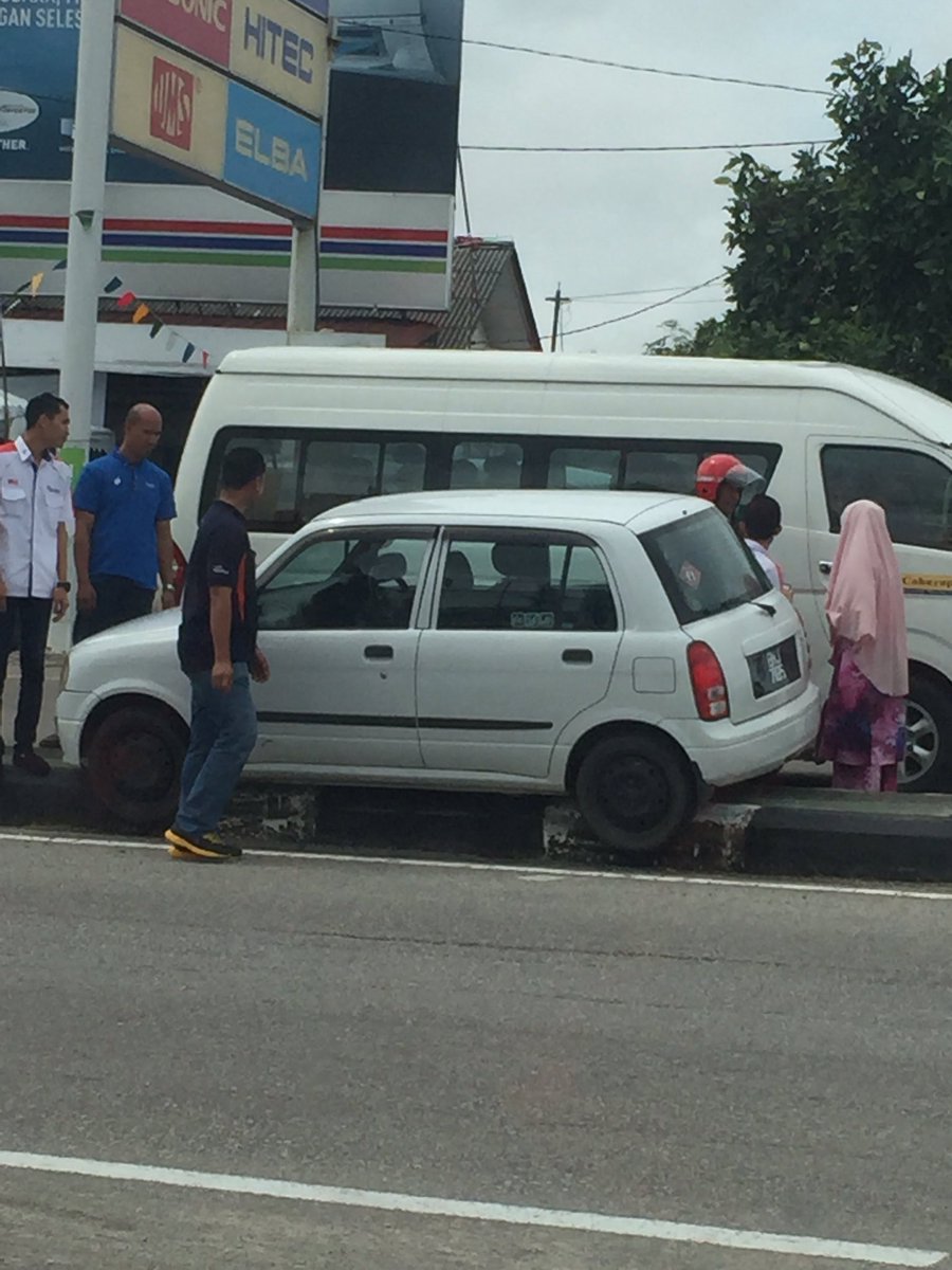 WanAbdRashdan's tweet photo. Bila perempuan driving, jalan dua lane jadi tiga lane. Last last sangkut 😅 https://t.co/1uBzitTjCM