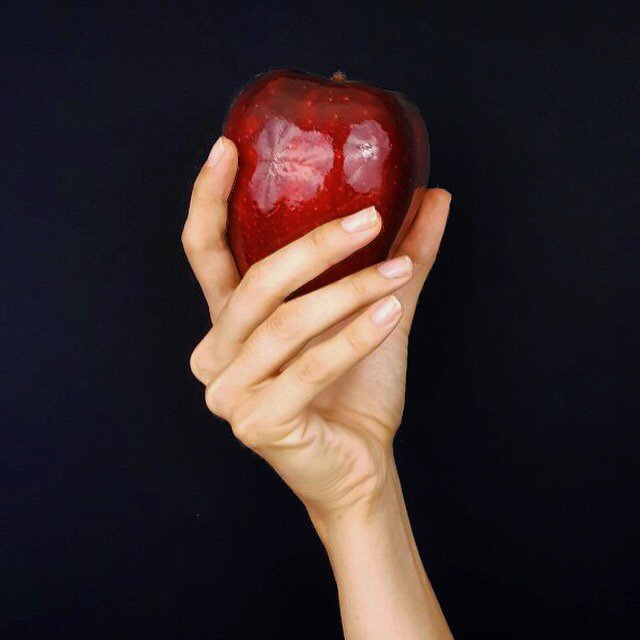 charlenerose3's tweet image. An #apple a day keeps the doctor away! Lol #cheesyquote #handmodeling #handmodel @danielhoffagency Photo by @theroman107