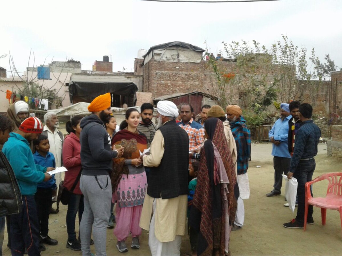 mandeep_manna's tweet photo. @capt_amarinder @punjabpcc @PunjabDaCaptain @Barmer_Harish @VBrarPPCC My wife giving Commitment paper to every house on 7th Jan Verka https://t.co/ICCW3zEqLH