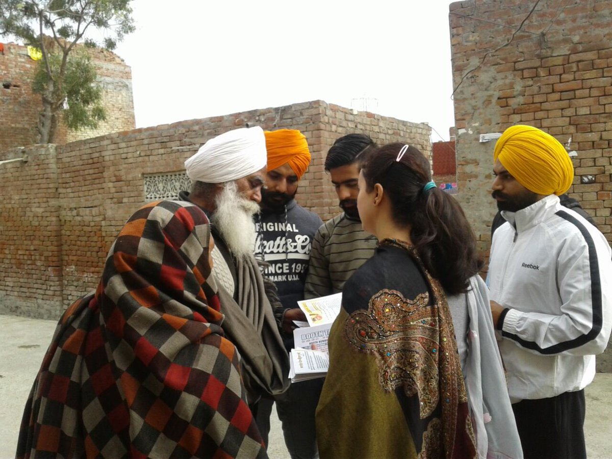mandeep_manna's tweet photo. @capt_amarinder @punjabpcc @PunjabDaCaptain @Barmer_Harish @VBrarPPCC My wife giving Commitment paper to every house on 7th Jan Verka https://t.co/ICCW3zEqLH