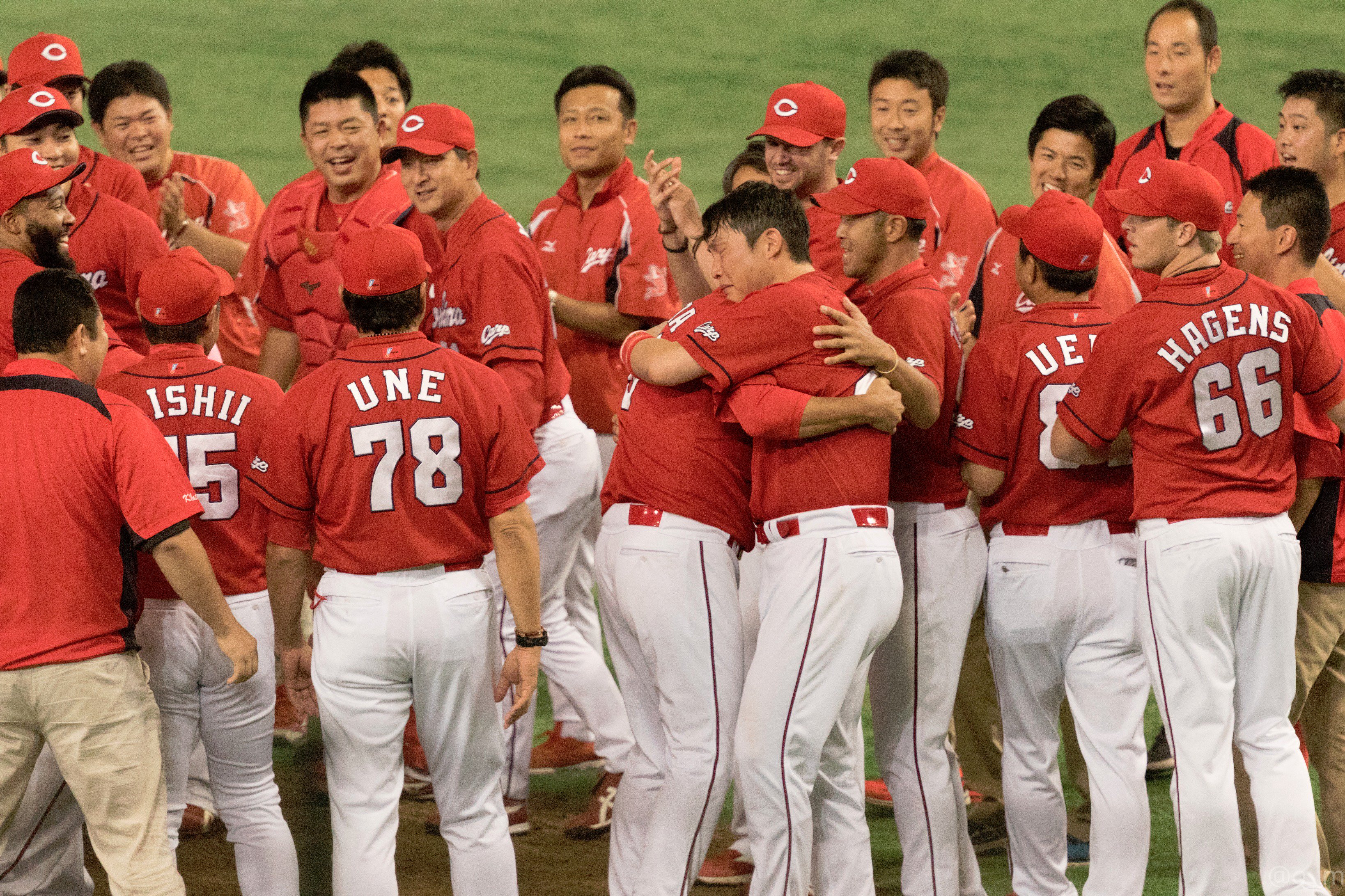 توییتر おーえむ در توییتر 黒田と新井の涙での抱擁 このシーンって 今後ずっと話になる名場面だよなー 今見ても感動する 16 09 10 東京ドーム 黒田博樹 新井貴浩 T Co 9habb9tist