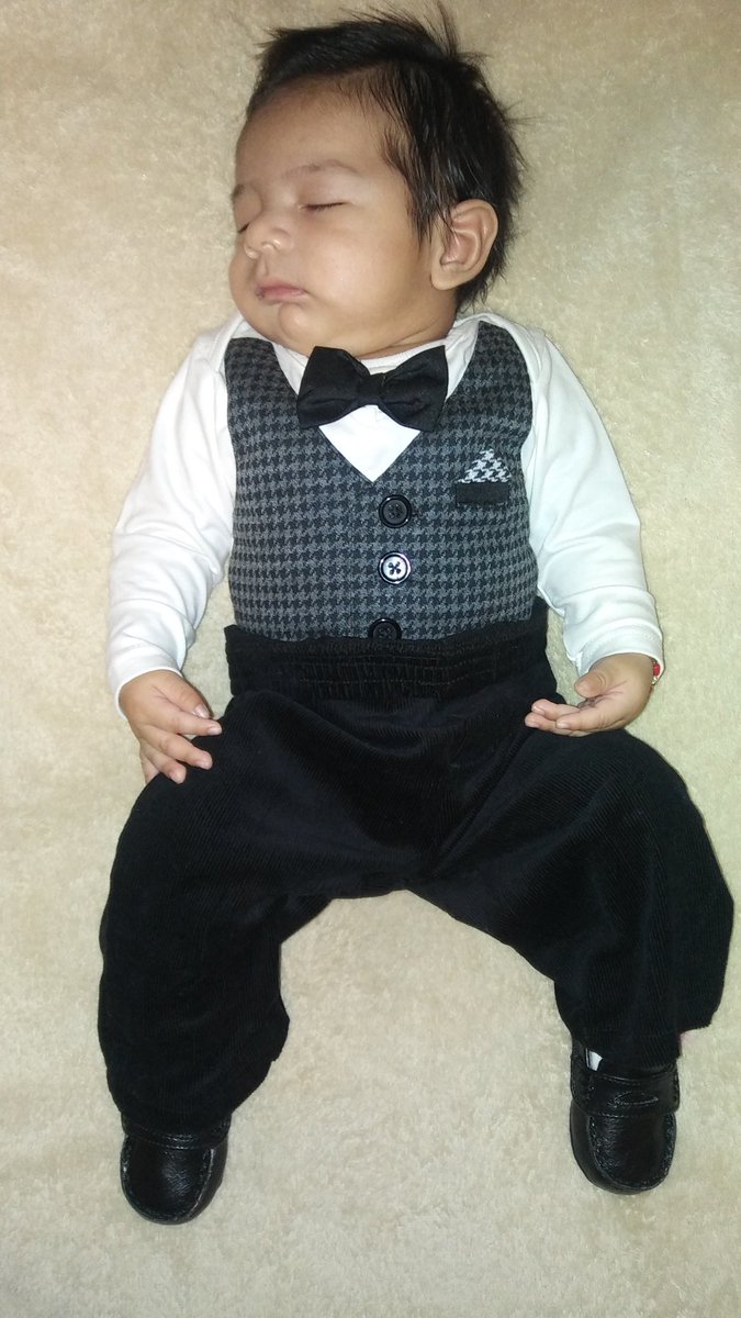 franbrava's tweet photo. Asi despidio el año mibaby #socute #babyelegante #outfitparabebe #babyboy #kennetcole #franb #bebes https://t.co/hUrlruoUY8