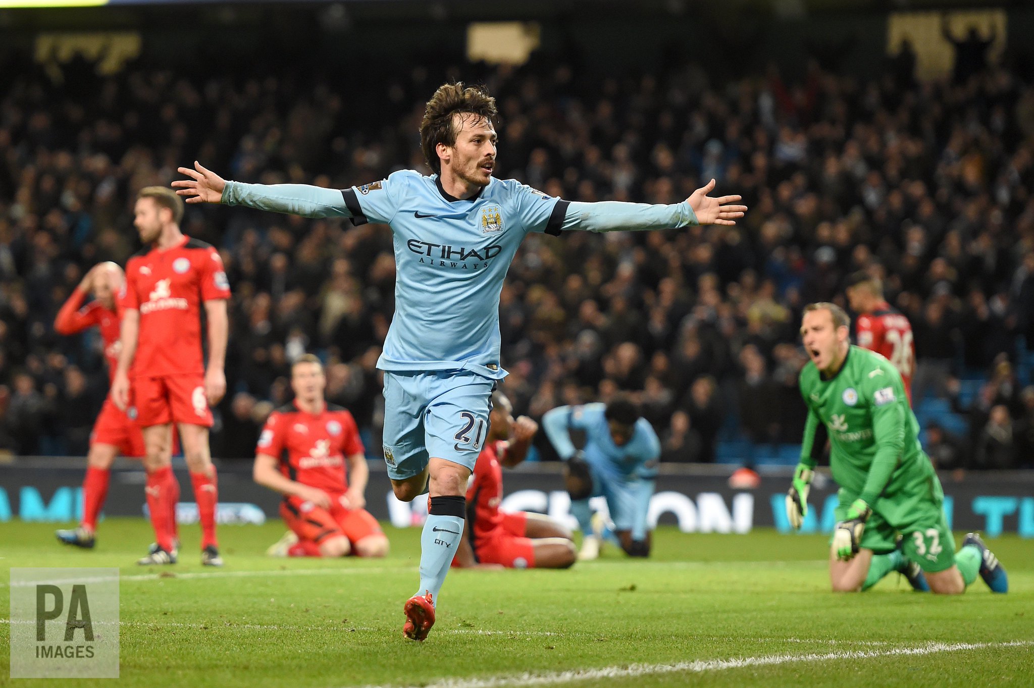 Happy birthday to Spain and Manchester City star David Silva. He turns 31 today 