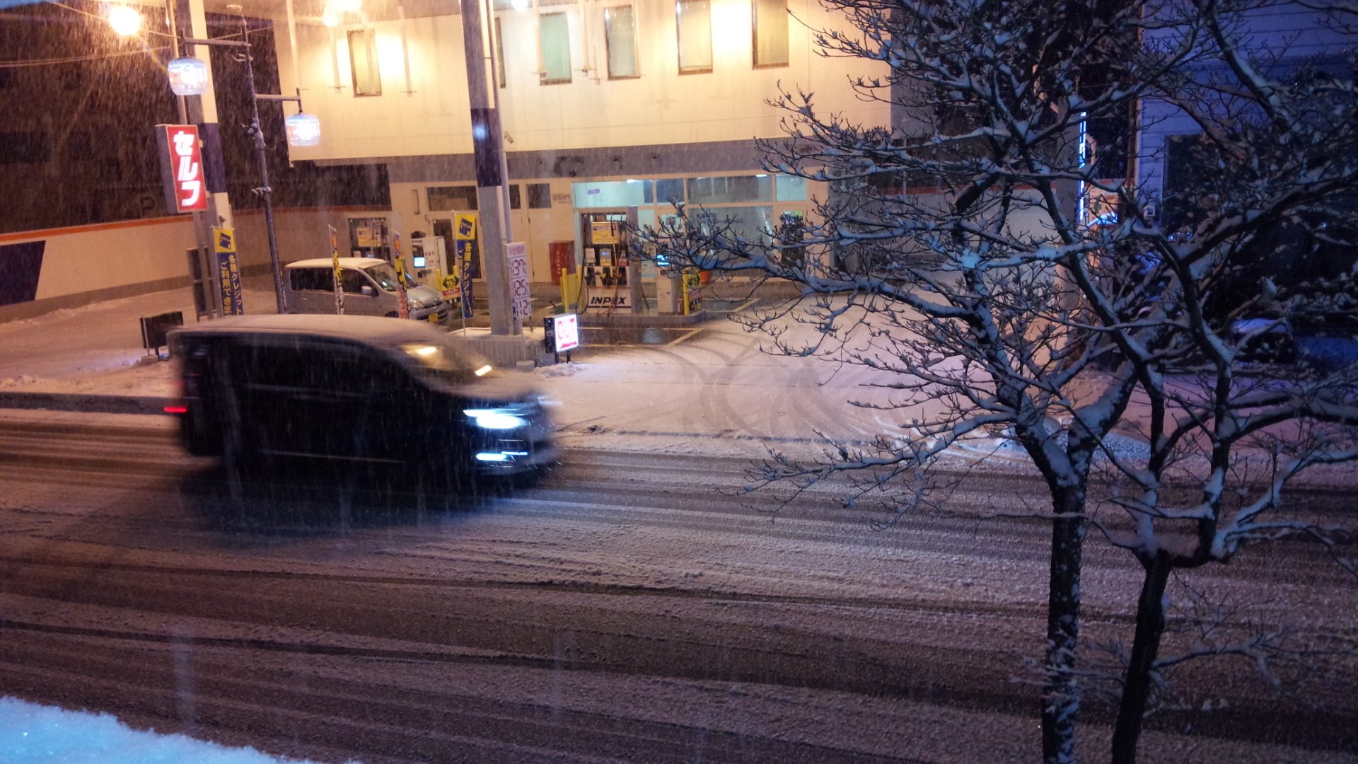 佐久市長 柳田清二 拡散希望 佐久市 雪対策 情報下さい 佐久は雪が降っています 16 30 請負業者が第1回目の塩カル 塩化カルシウム 撒きに出動しました 主要路線 国道 県道は 長野県が 市道