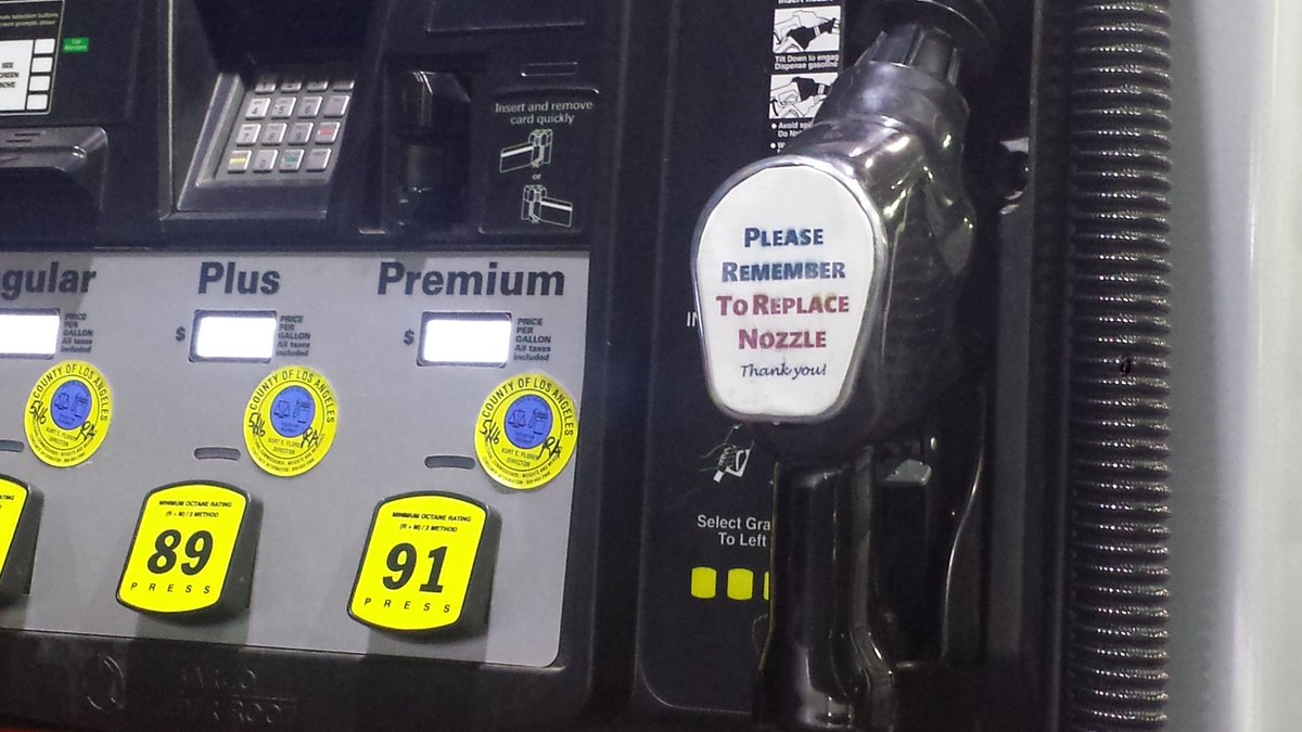 EskoBTS's tweet photo. #WestSide LA gas several ppl have driven off w it still in their car or laid it down n left..rich ppl do dumb shit https://t.co/K6xeqvLNfH