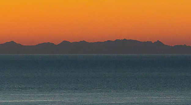 Corse_Matin's tweet photo. La #Corse visible depuis San Remo en #Italie https://t.co/kdBQYevujN https://t.co/6OPeF30H0I