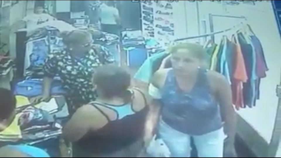 est_utmach's tweet photo. #EnMachala #4mujeres engañan, distraen y roban prendas n Boutique video https://t.co/FPV5U7PAJ2 @ECU911Machala1 @MachalaMovil @AromadeCafe_1 https://t.co/A09ARVNTpX