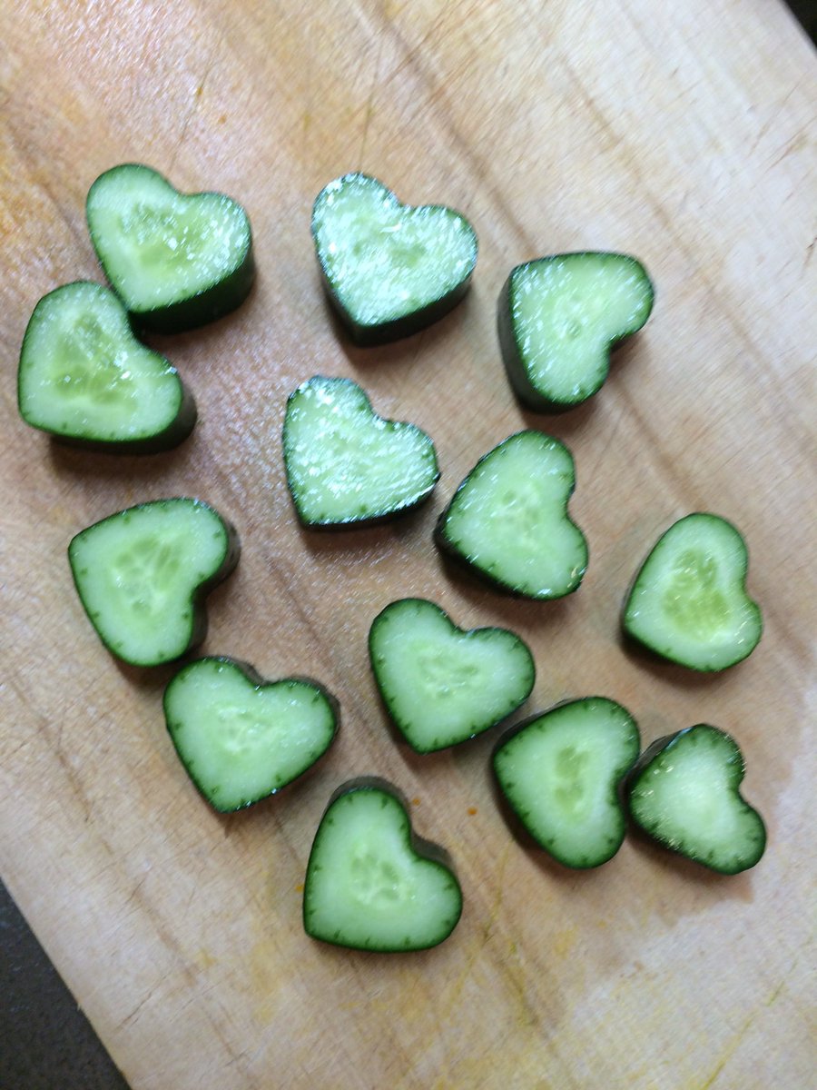 ゆかおごはん ハートきゅうりの漬物 スーパーでハートきゅうり発見 星型も売ってました 98円 一口大に切っ て醤油お砂糖ほんだし酢胡麻油みりんで漬け込んで完成 ほんだしの代わりに鶏ガラスープ素もおいしい ハート檸檬は見たことあるけど