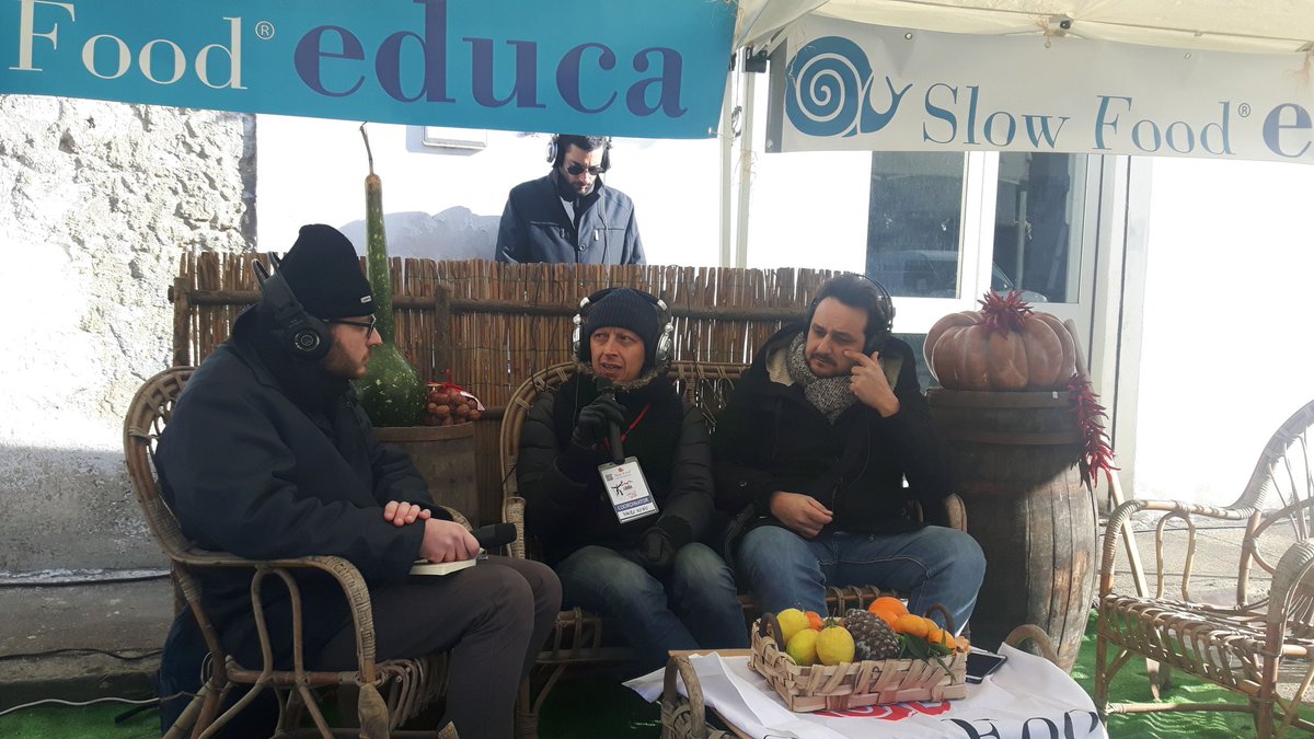 PascuPascuzzo's tweet photo. Diretta @RadioSiani da Piano di Sorrento al mercato @SlowFood per l'iniziativa Laboratorio legalità "Fai un pacco alla Camorra" N.C.O. https://t.co/5toz0gu8bo