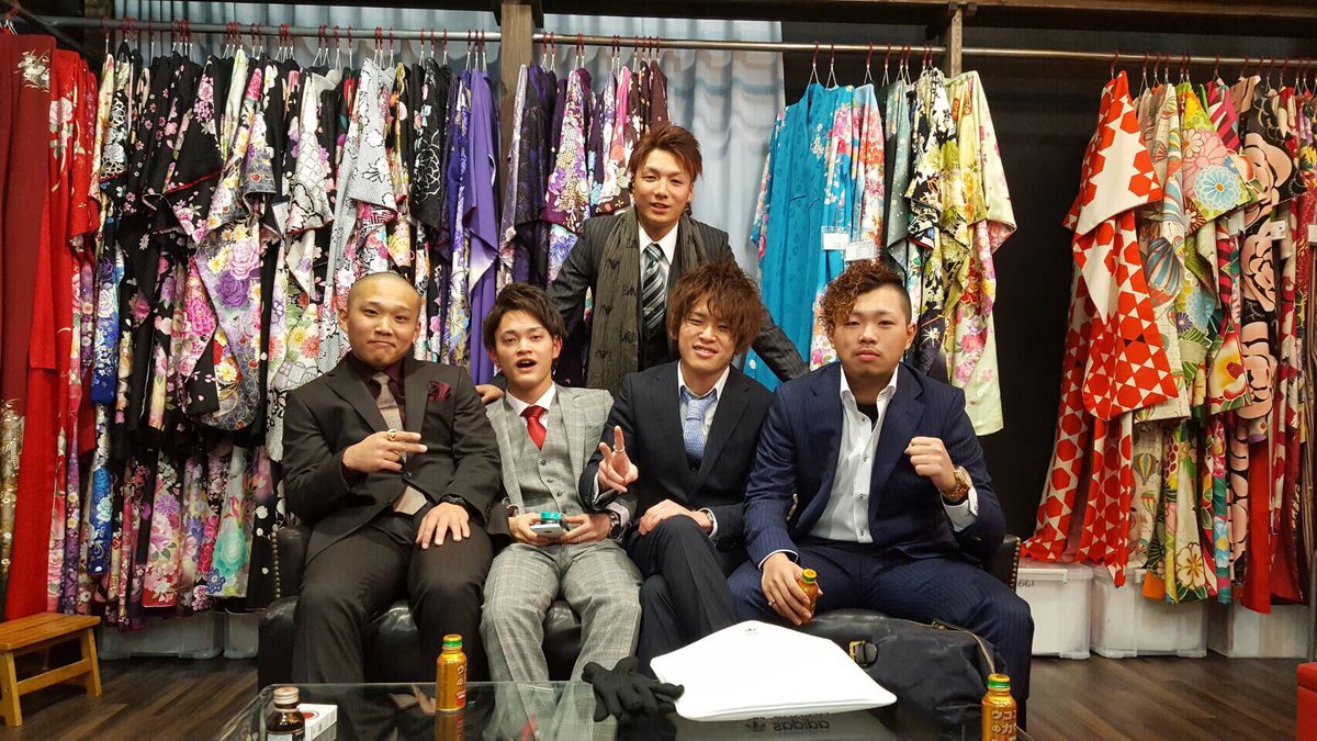 二十歳振袖館azひたちなか本店 本日のメンズ達 成人おめでとうございます スーツ姿で来てくれました 成人式 成人 おめでとうございます 男性袴 カッコいい イケメン 二十歳振袖館az スーツ T Co Yzdrbu5xds T Co