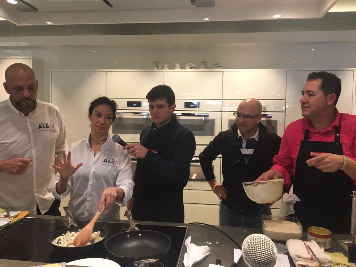 amosdecasa's tweet photo. #ale y #michu nos deleitan con la fabulosa #pasta @ZeroZeroFood #alefit @enformaconale con #pedrocaballero en #amosdecasaradio @MieleEspana https://t.co/rpf9vGWRVj