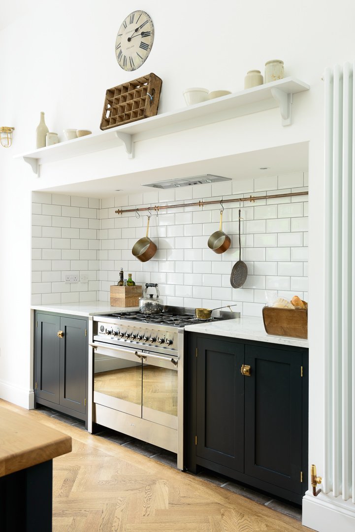 The perfect spot for cooking #SundayBrunch, featuring a 'Pantry Blue' Shaker kitchen &amp; a cool 'Opera' range cooker by <a href="/smeguk/">メグミ</a> #design #style