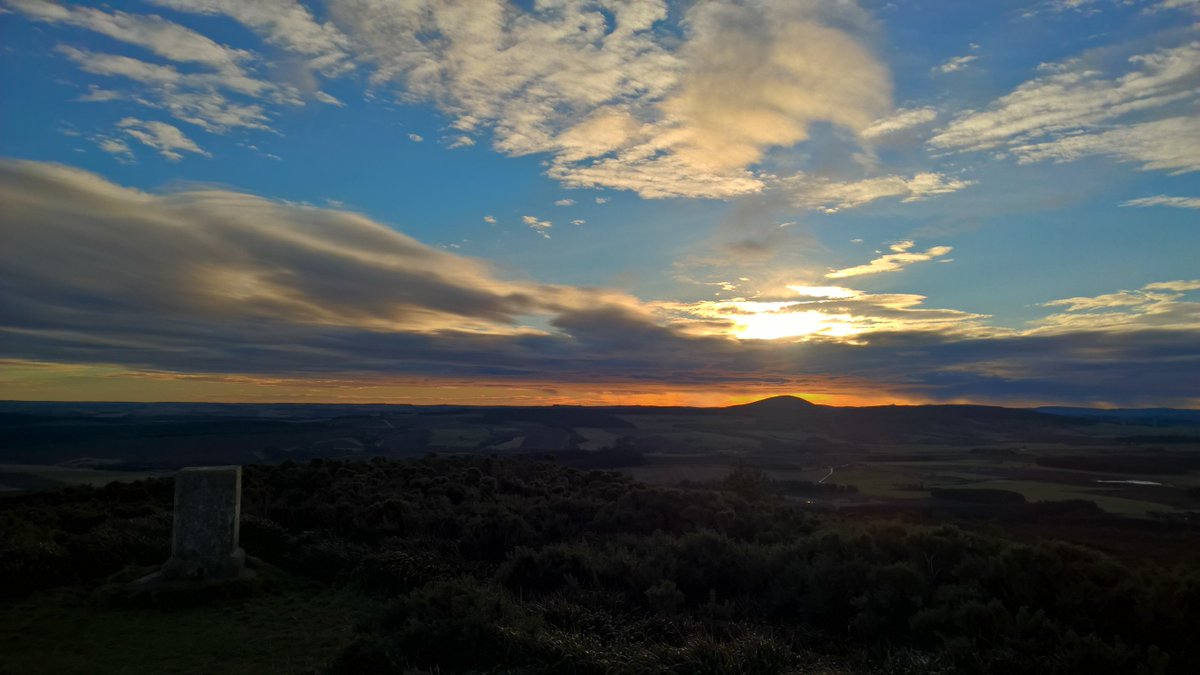 neil_hedley's tweet photo. Morning spin up the Bin Hill. #ridemoremtb #mtb #trance2 https://t.co/OtlbO46xxJ