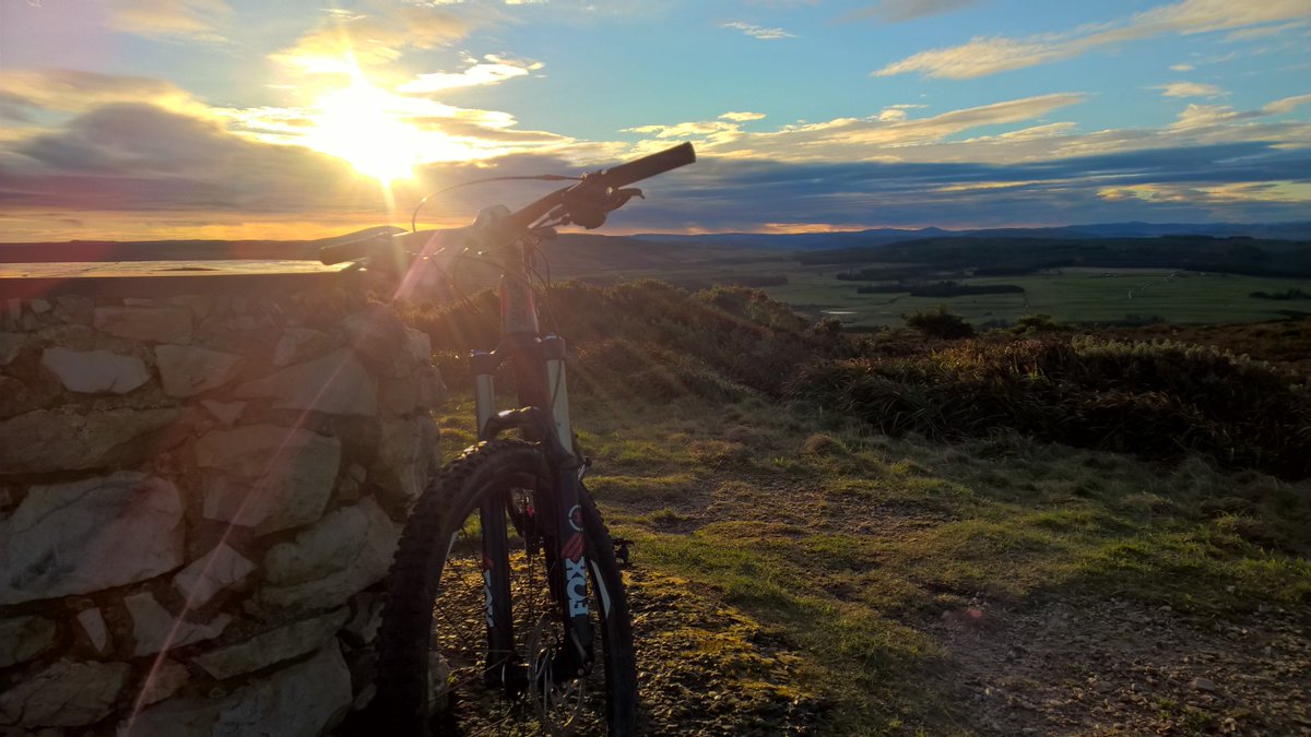 neil_hedley's tweet photo. Morning spin up the Bin Hill. #ridemoremtb #mtb #trance2 https://t.co/OtlbO46xxJ