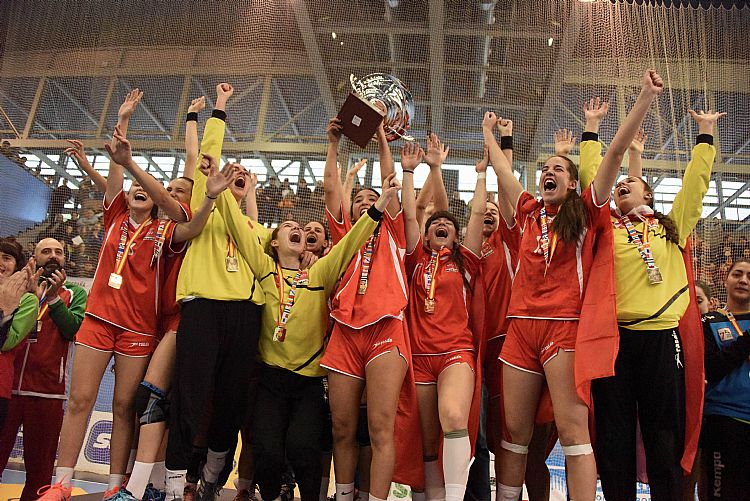 Gacetinmadrid's tweet photo. El #balonmano madrileño finaliza con buena nota su andadura en el #CDEBlanes2017 @CESA_CAT2017 @fedmadridbm #Madrid https://t.co/rn5MKIWIR5 https://t.co/GTvZt1U1rz