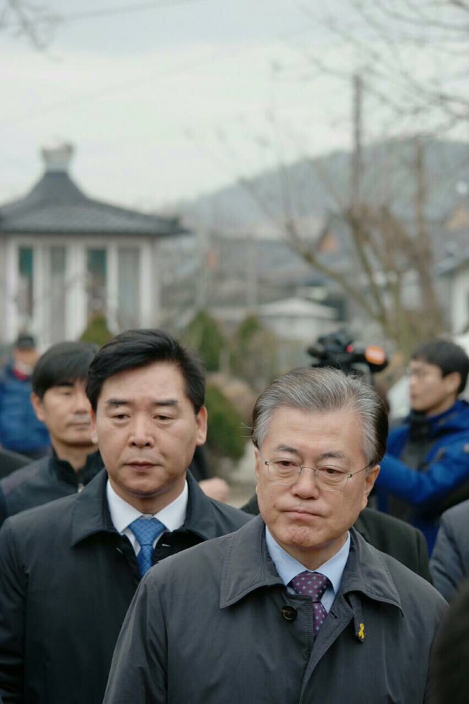 kjsultra's tweet image. RT @mernonnon: 오늘 문재인 대표 옆에서 내내 고생한 &apos;오중기 경북도당위원장&apos;, 이렇게 어려운 곳에서 꿋꿋하게 더민주를 지키고 있습니다