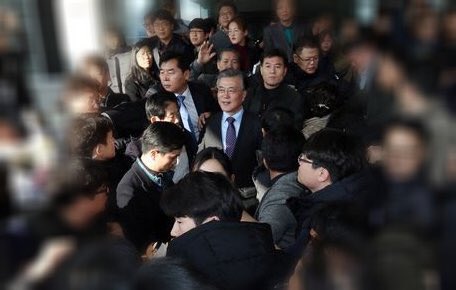 kjsultra's tweet image. RT @mernonnon: 오늘 문재인 대표 옆에서 내내 고생한 &apos;오중기 경북도당위원장&apos;, 이렇게 어려운 곳에서 꿋꿋하게 더민주를 지키고 있습니다