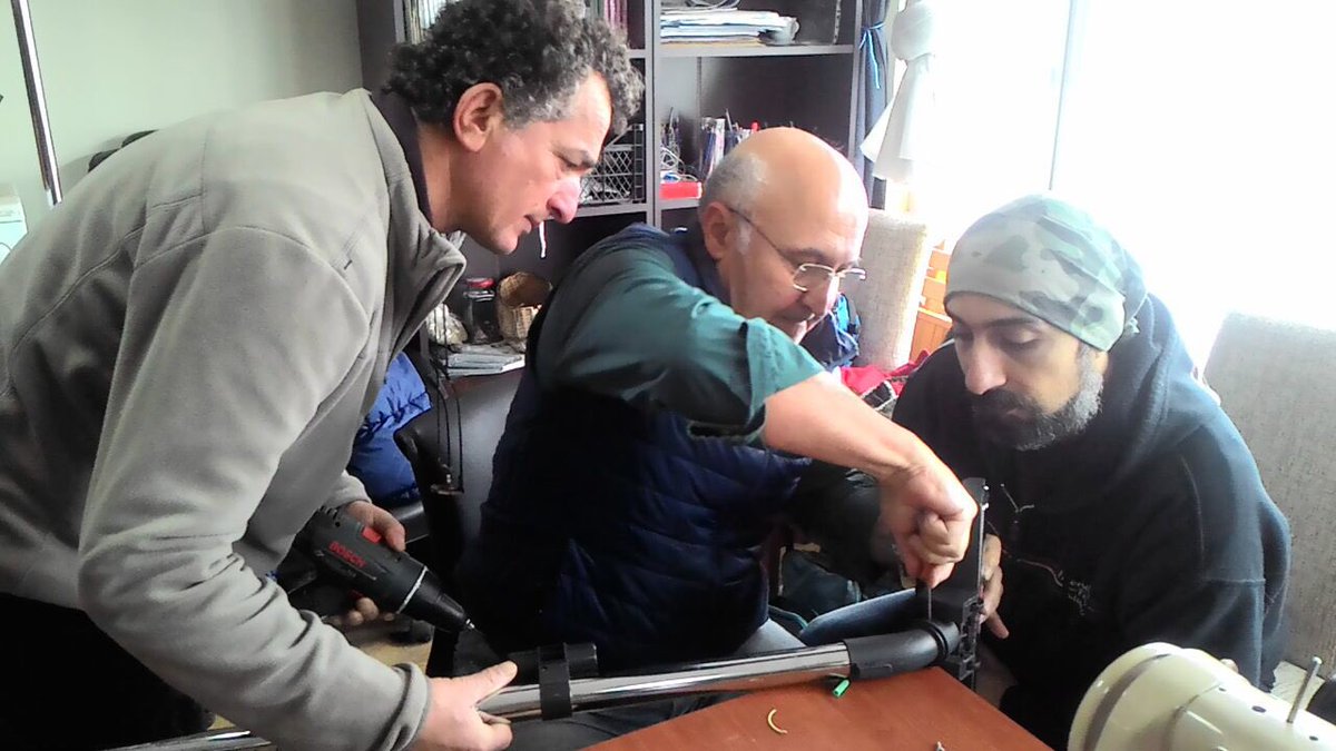 YeryuzuDernegi's tweet photo. RC'de sadece tamir etmiyor, getirene tamiratını öğretiyoruz #RepairCafe ülkemizin her köşesinde rüzgar panelleri olsa, karanlıkta kalmazdık https://t.co/abJDQLpnUe