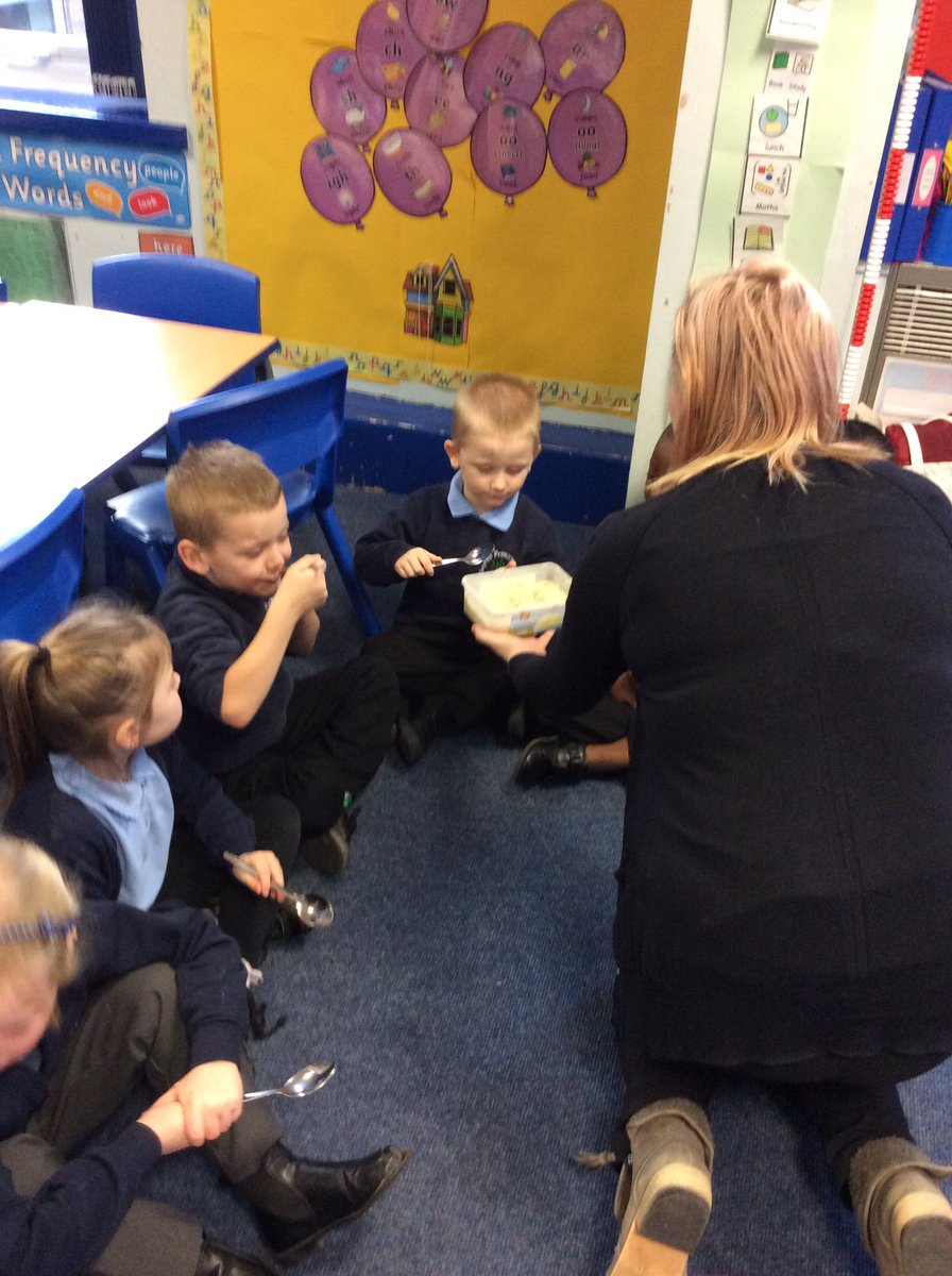 meynellyear1's tweet photo. We have been learning about the magic porridge pot and began by tasting porridge! We described it using adjectives https://t.co/Vz4ep1rnBs