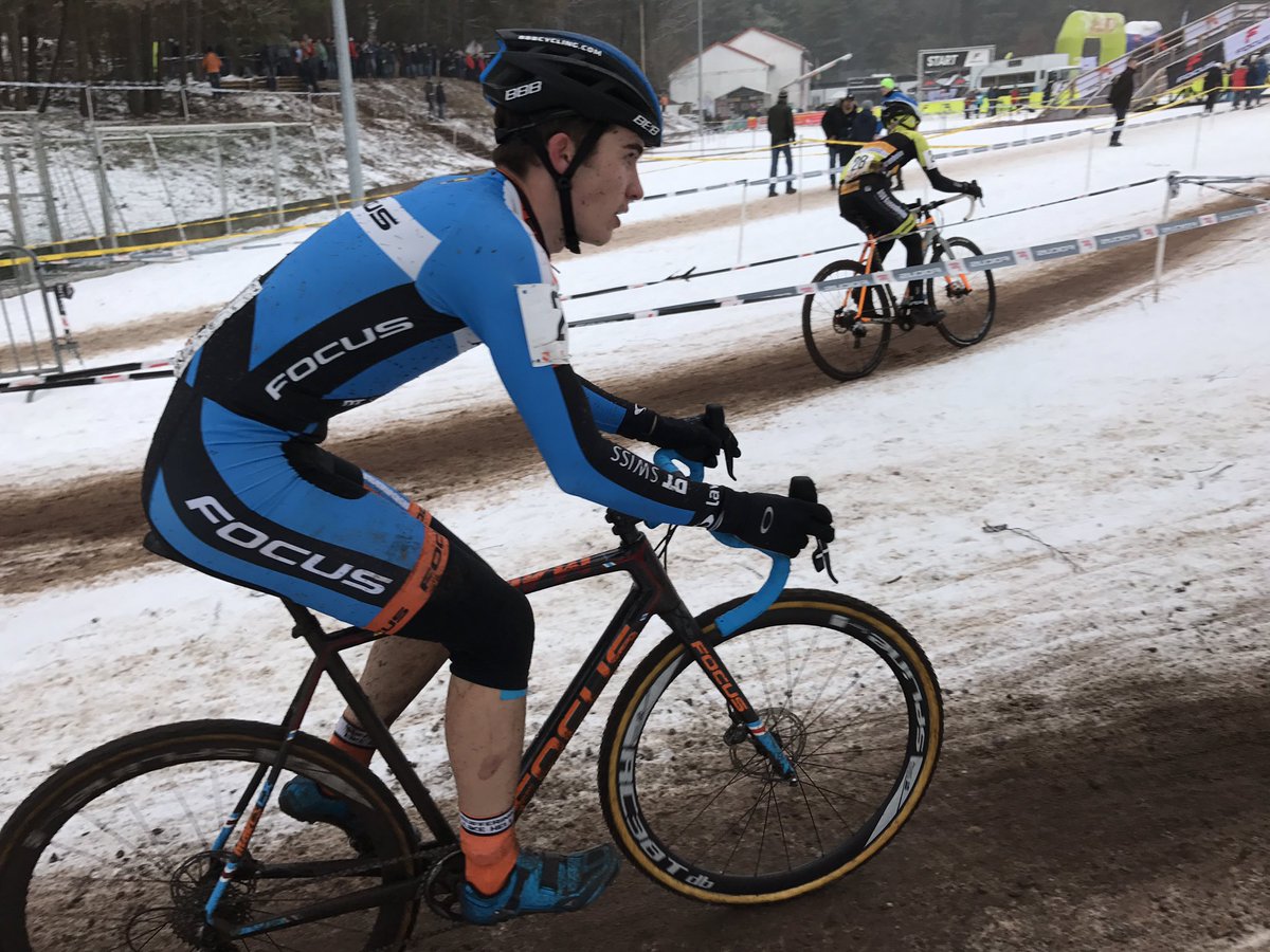 Niklas Märkl führt weiterhin. Lukas Märkl hat sich wieder auf Position 4 vorgearbeitet. Lukas Baldinger auf 7, Oscar Uhlig auf 11.