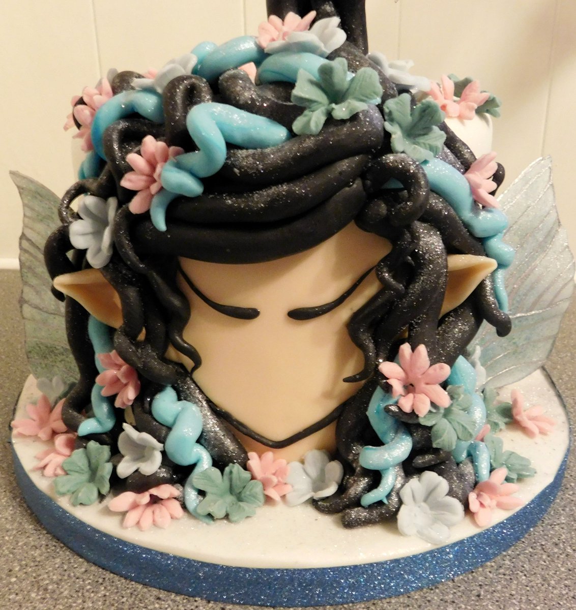 BarbsCakes's tweet photo. Fairy's and hairdressing combined was the brief so i went a bit crazy and made a floating hairbrush cake :) https://t.co/ADnN43uMOw