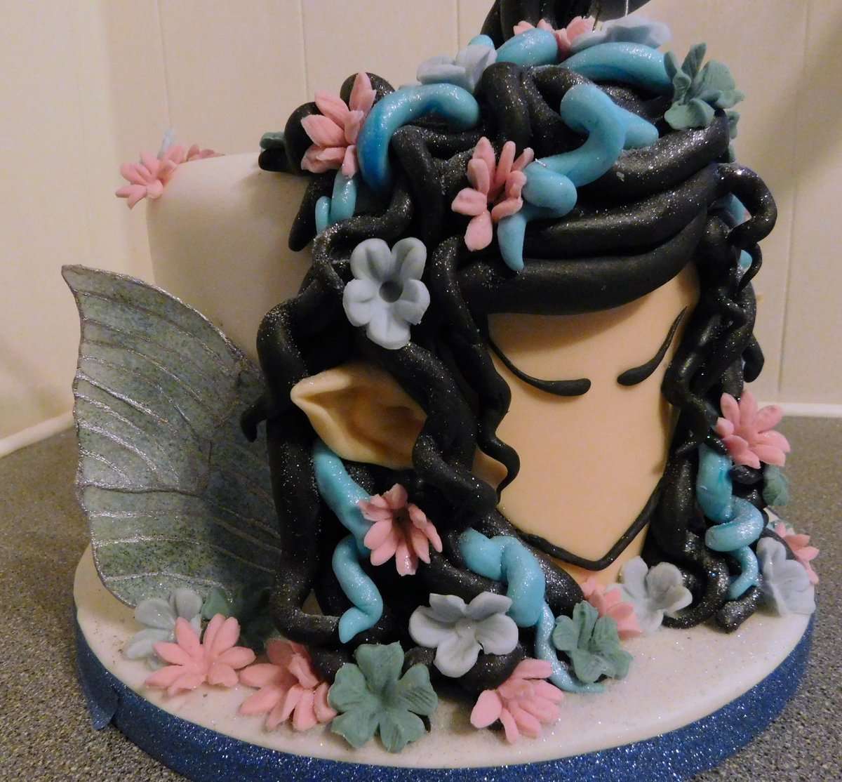 BarbsCakes's tweet photo. Fairy's and hairdressing combined was the brief so i went a bit crazy and made a floating hairbrush cake :) https://t.co/ADnN43uMOw
