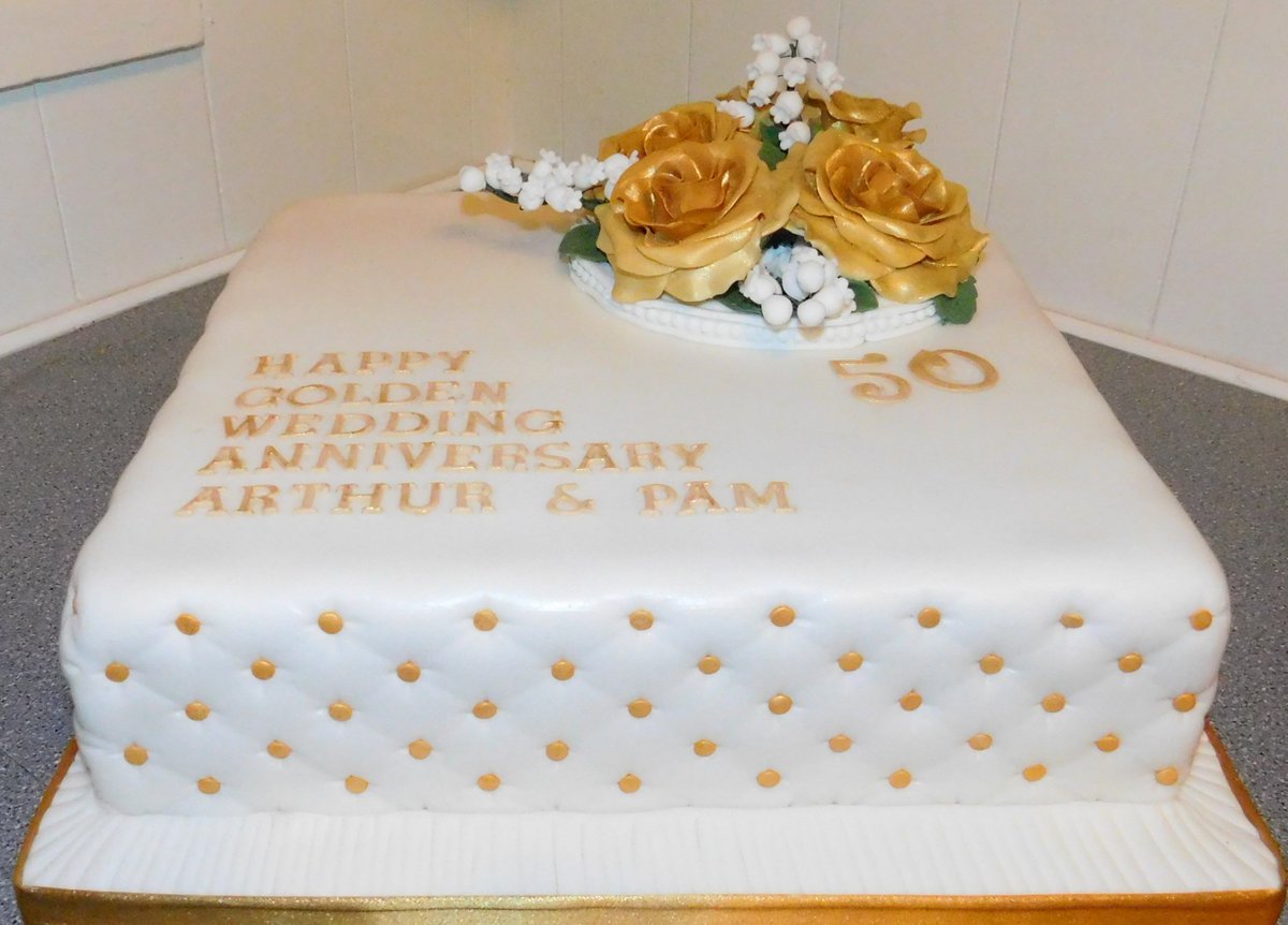 BarbsCakes's tweet photo. Golden wedding anniversary cake wth gold roses and liliy of the valley (love @ROLKEMcolours xxxx) https://t.co/PfkNv7JdGs