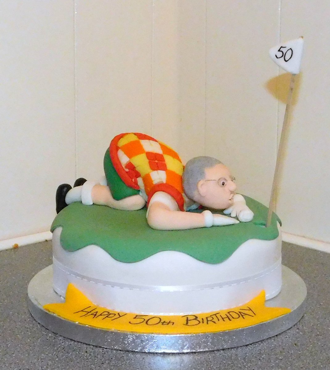 BarbsCakes's tweet photo. Not something i normally do but heres how to jazz up a bought fruit cake , golf themed for a friend :) https://t.co/njL5s6U8db