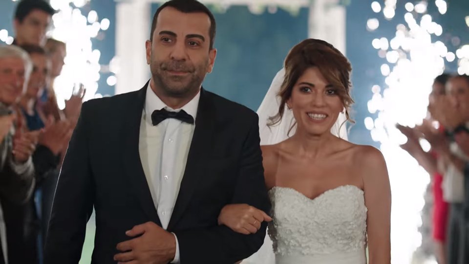 Karlı havada yapılacak en güzel şeylerden biri de evde film keyfi! O zaman müjde, #ElDeğmemişAşk iTunes’da satışta. 😊😄