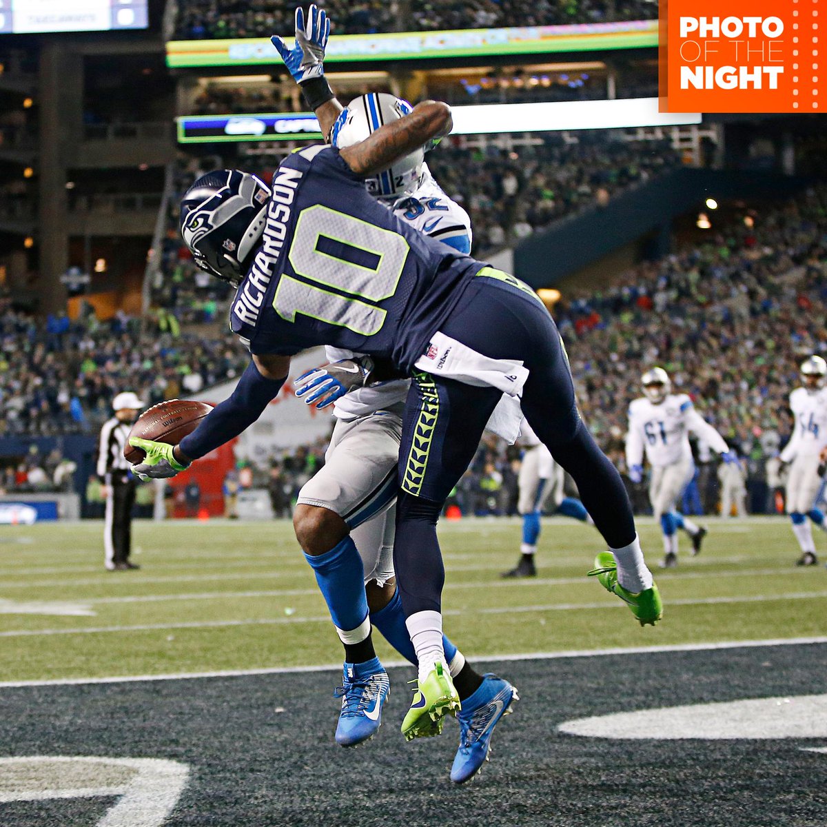 SportsCenter's tweet photo. One-Handed. #PhotoOfTheNight https://t.co/Bo7YNr3J6B