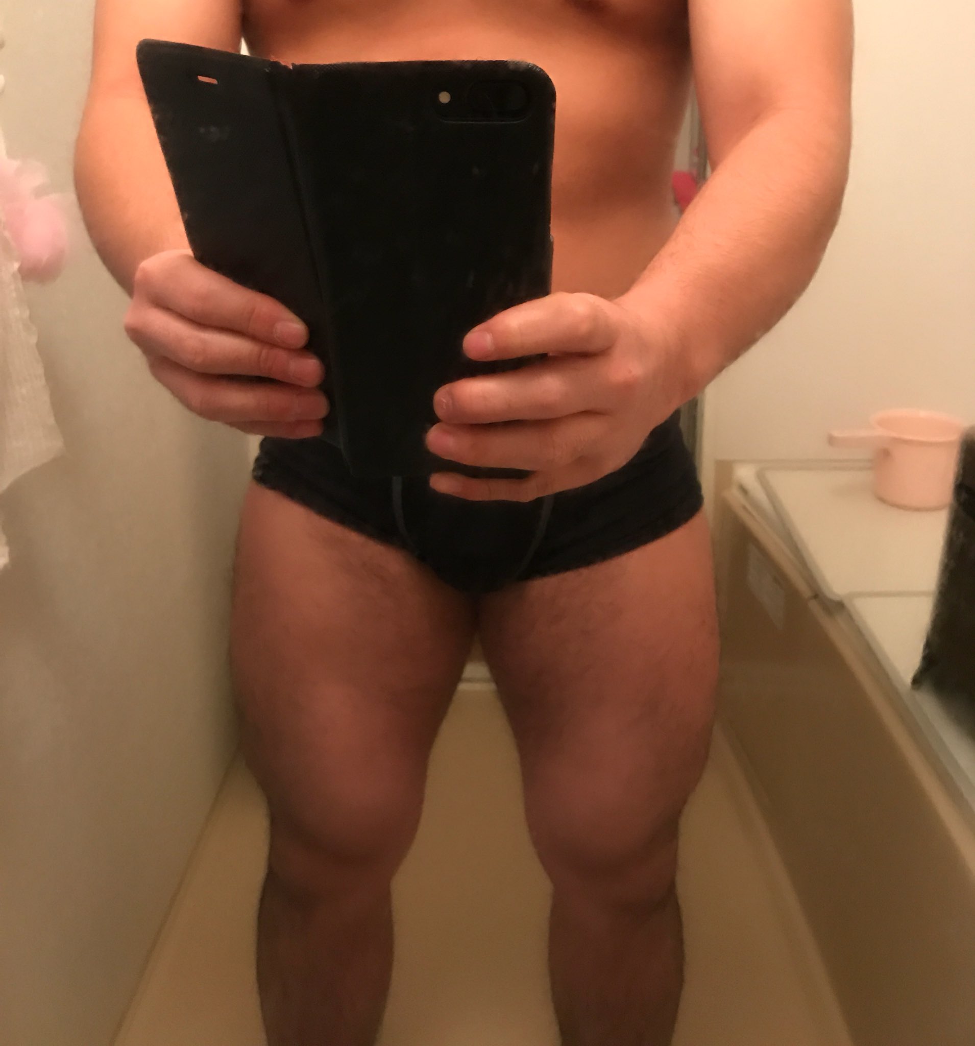 坂道オタトレーニーmax 風呂入る前に太腿測ってみたら 6５センチだったー 測り方あってるか自信ないけど笑 フルパンプで何 センチか今度の脚トレの時測ってみよーと