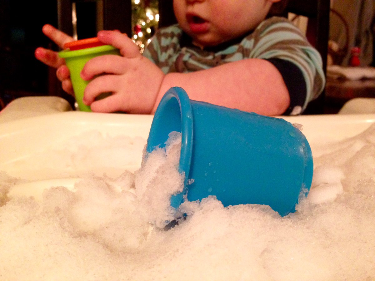 FatherFoodFun's tweet photo. Early morning snow #sensoryplay, courtesy of @mysnooglebear! ❄️ #FatherFoodFun #Parenting #PBlogger https://t.co/GFJSEHQKrV