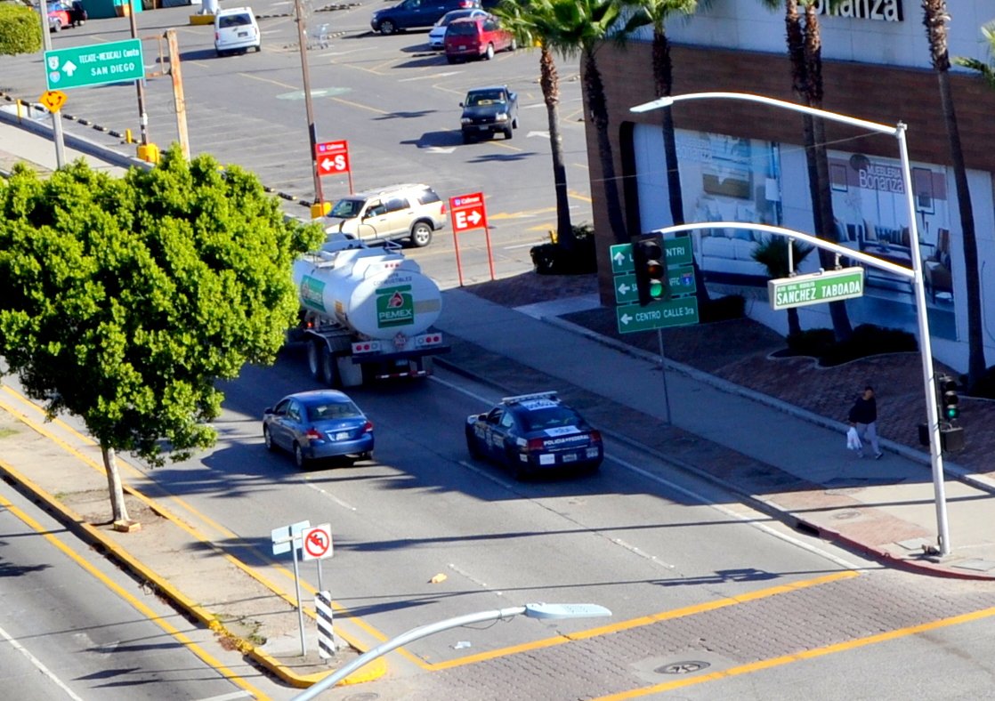 Agentes de la POLICÍA MUNICIPAL DE TIJUANA, apoyan el restablecimiento del servicio de combustible para el desarrollo de la ciudad