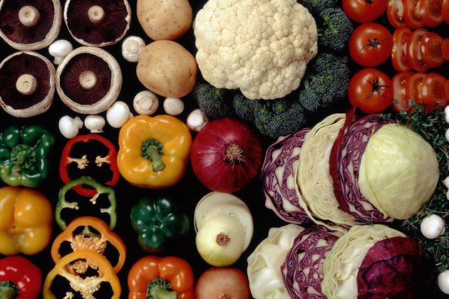 HealthyTF's tweet photo. Do you know how much fruit or veg counts as 1 of your 5 a day? This video explains: https://t.co/rpNQuXHZBh https://t.co/ygM1CaMy3v