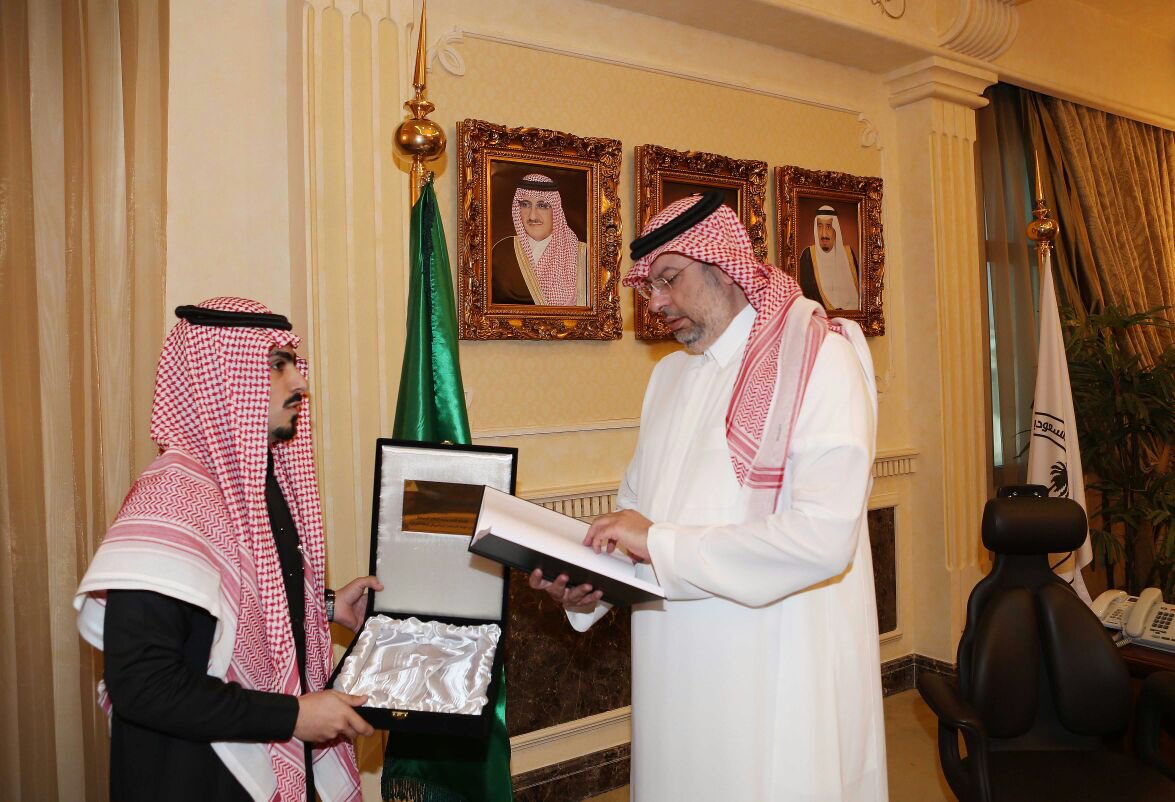 fares577's tweet photo. سعدت بأهداء نسخة من رسالتي الماجستير للامير عبدالله بن مساعد رئيس @GpywSa و التي تتحدث عن الخصخصة للاندية الرياضية ، الاماني لهم بالنجاح . https://t.co/qF2ZzOi0CD