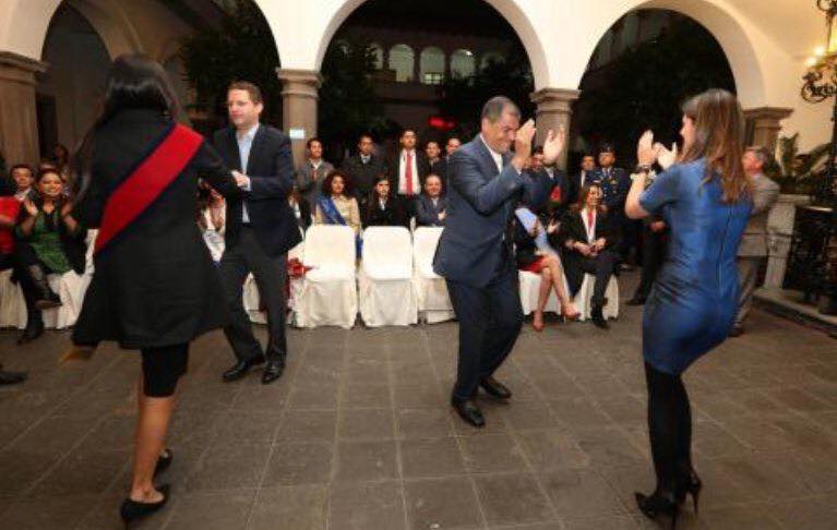cristinaburneos's tweet photo. Alza alza que te han visto,
No te han visto visto nada.
Solo solo te han visto
La plata bien guardada.
Correa y Roditas al ritmo #Odebrecht https://t.co/sIneSQCfHx
