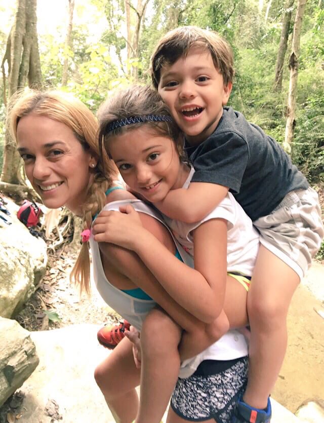 liliantintori's tweet photo. Cuando la carga son nuestros hijos, nuestra familia y nuestro País, no es pesada, es un orgullo luchar por ellos! #RescateVenezuela https://t.co/Fp1sNo1KO1