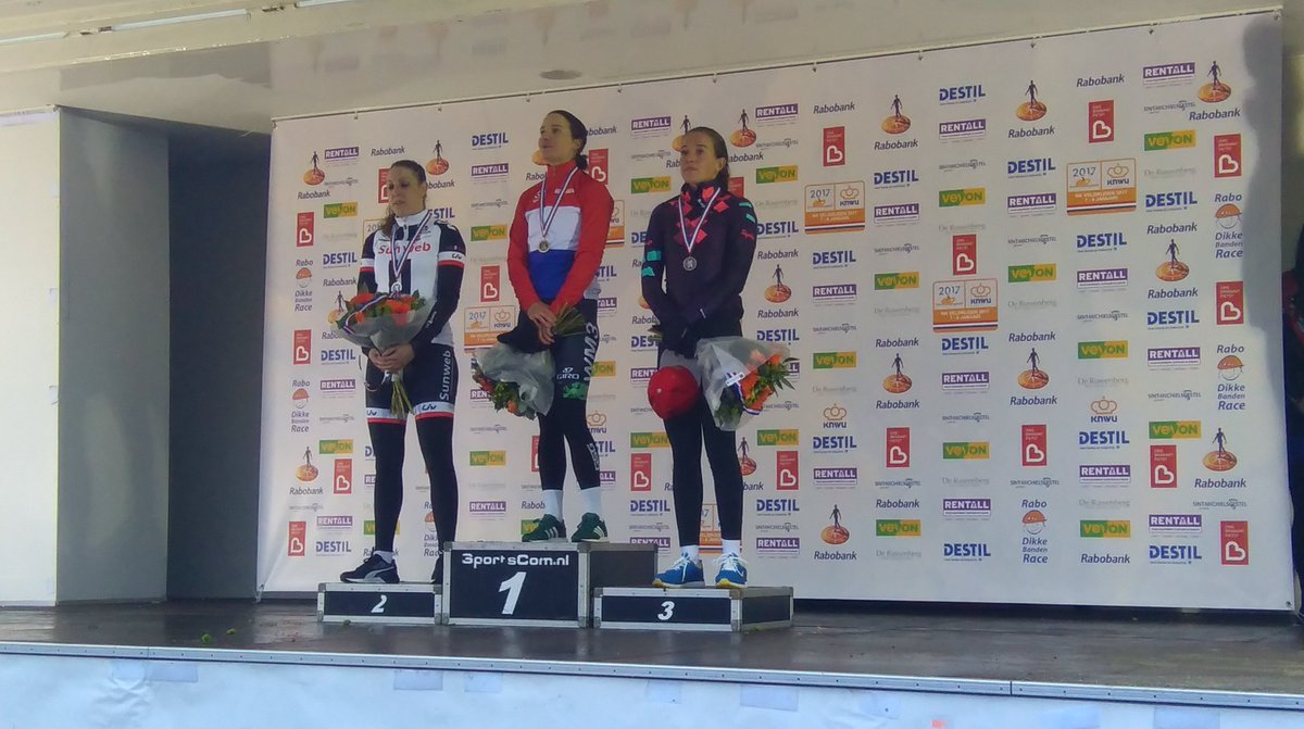 Het volkslied klinkt voor de eerste drie bij de vrouwen