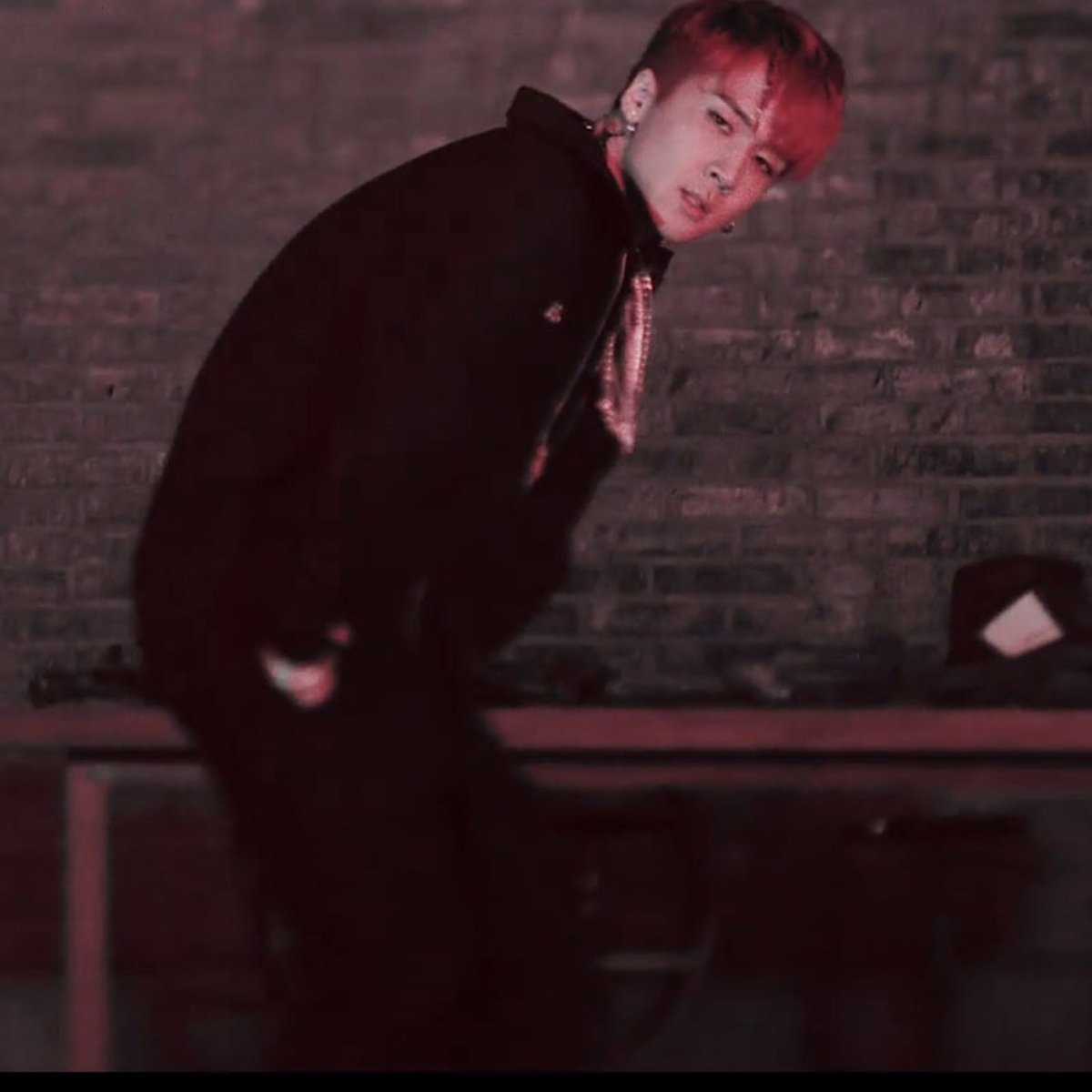 vixxfacts's tweet photo. [PIC] It reminds me of N's diva pose (?) #BOMB https://t.co/dtuOXUujwM