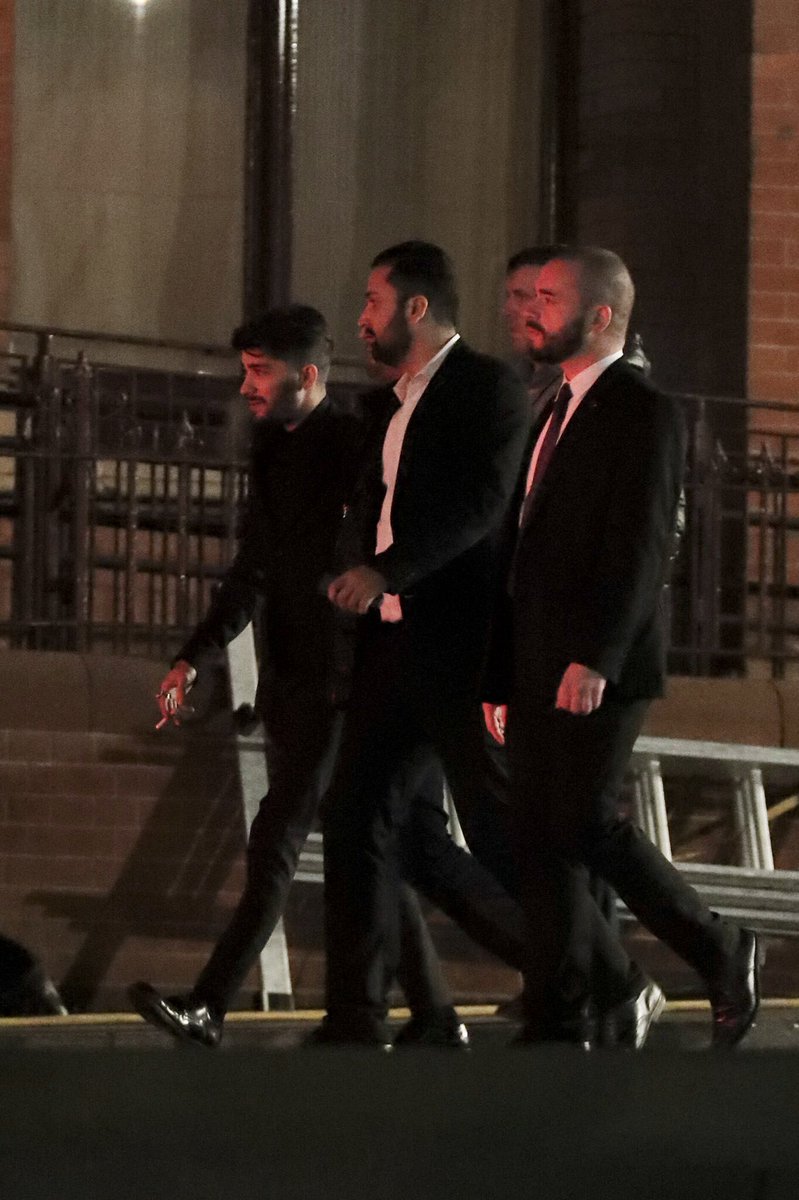 yooitszayn's tweet photo. — "let's get down to business, I don't got no time to play around; what is this? must be a circus in town." https://t.co/hb1w6sQ2b3