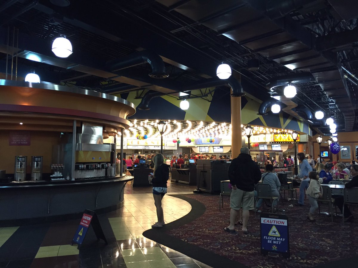 panpan_aya's tweet photo. All-Star Moviesのバス停着いたとこだったかお店の壁だったかにとんすけいた🐰♡
#wdw2014 https://t.co/MgazSKrD6h
