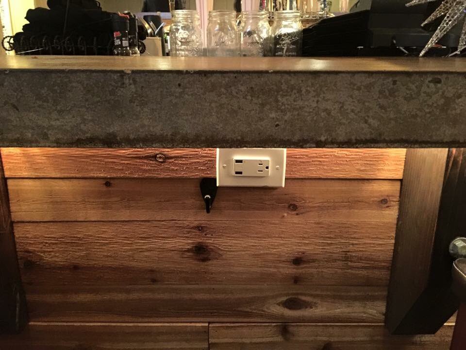 Label7's tweet image. Charge at the bar! #selfie @Label7