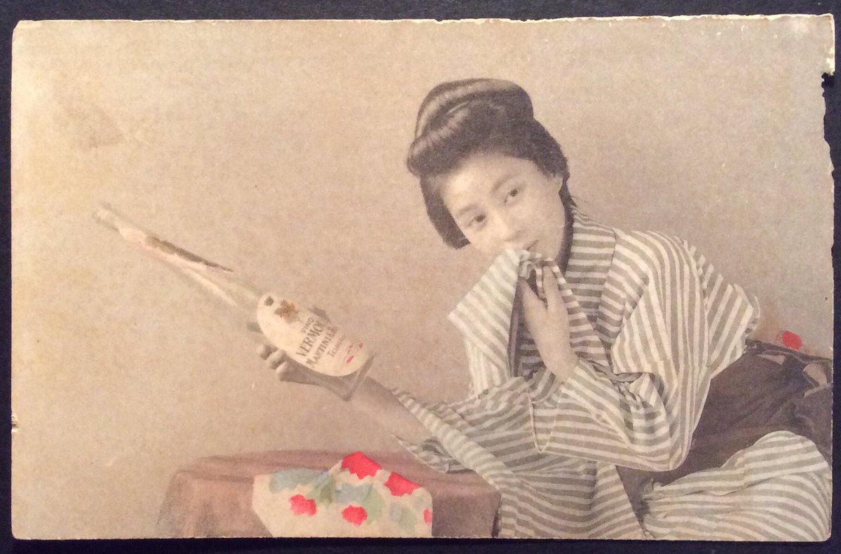 廣川 吉原遊郭の名前が上がりましたので 参考までに明治44年の大火で消失前の絵葉書です 遊女が並ぶ絵葉書は 張見世 という 顔見せシステム 千束町ノ女 の絵葉書は 凌雲閣が見え カフェスタイルの客引きをしていることから 大正時代の吉原と思